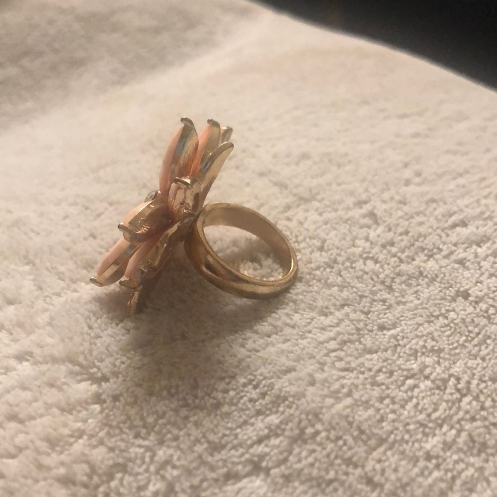 🌸2/$30🌸Beautiful flower ring - Picture 2 of 4